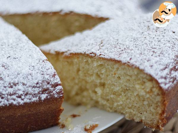 Bolo de iogurte natural, fofinho e fácil a preparar