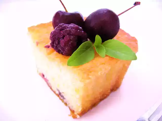 Bolo de laranja, cereja e amora