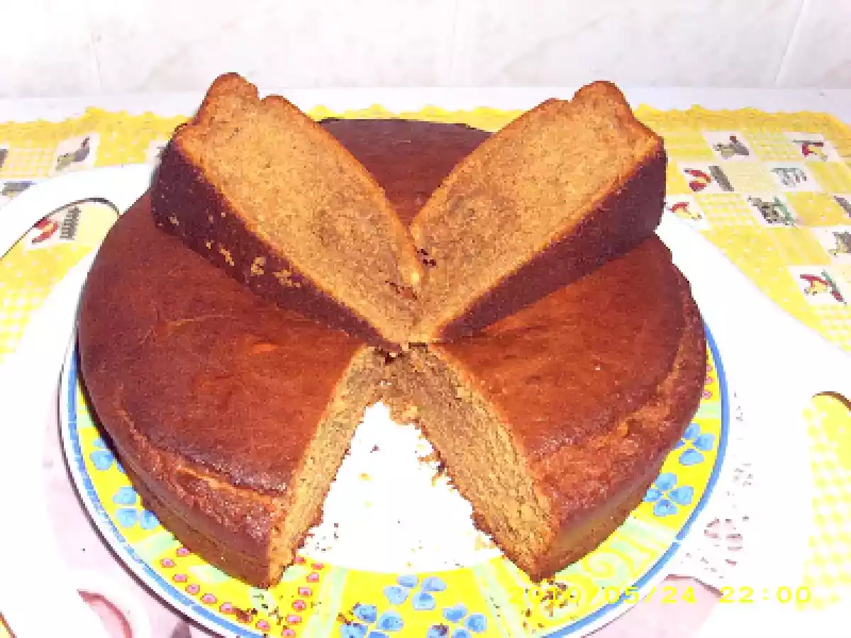 Bolo de leite condensado cozido e café