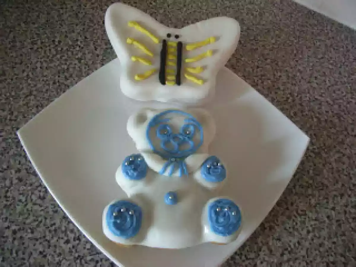 Bolo de leite em forma de urso e de borboleta.