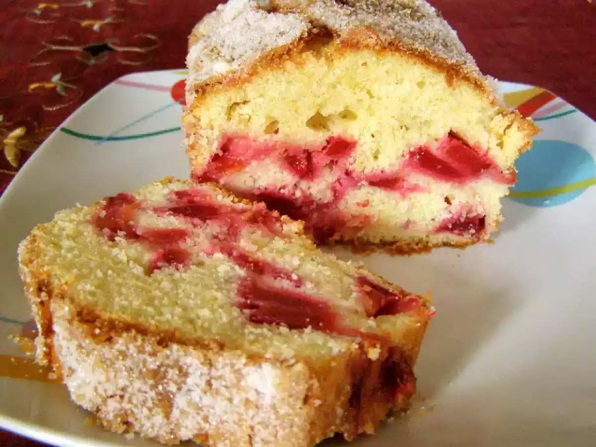 Bolo de limão com ameixa