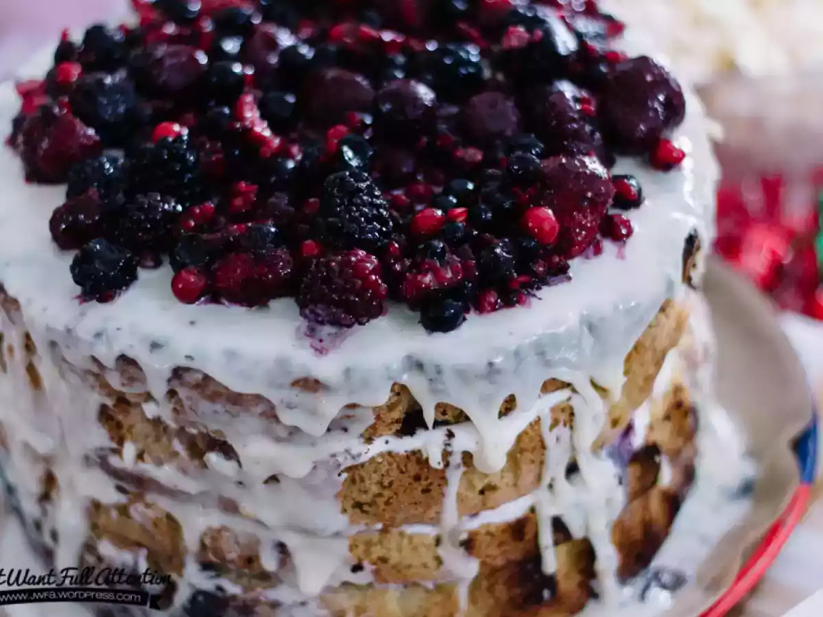 Bolo de limão com chocolate branco e frutos vermelhos