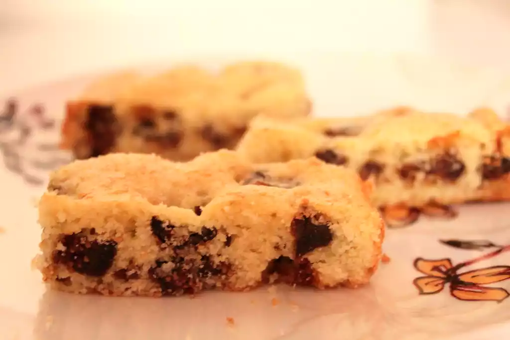 Bolo de limão com figos secos