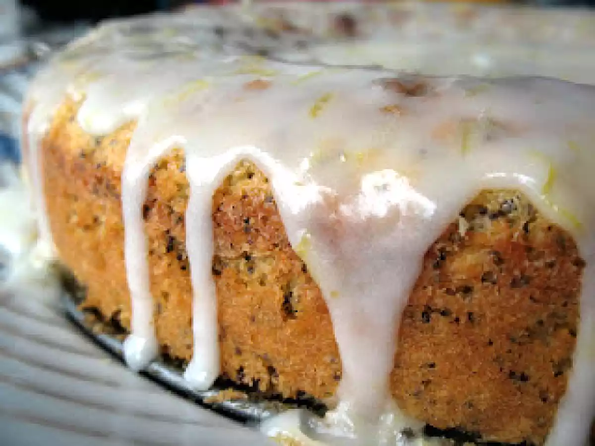 Bolo de limão e amêndoa com sementes de papoila