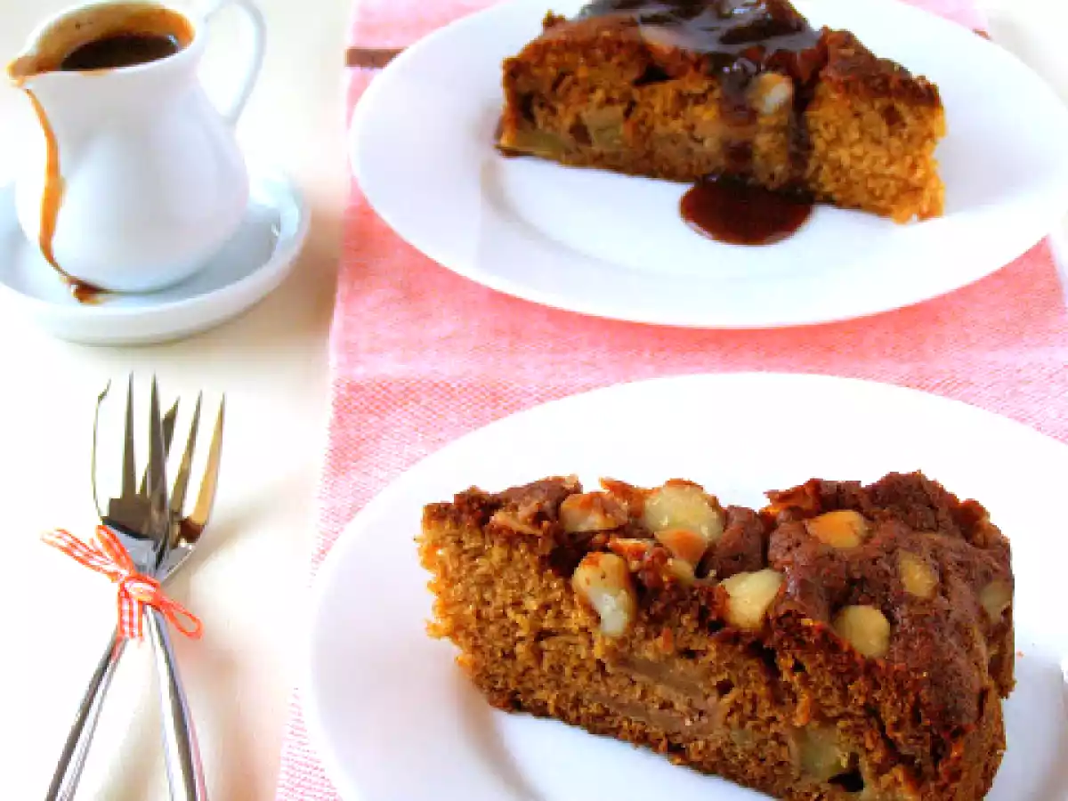Bolo de maçã com calda de caramelo
