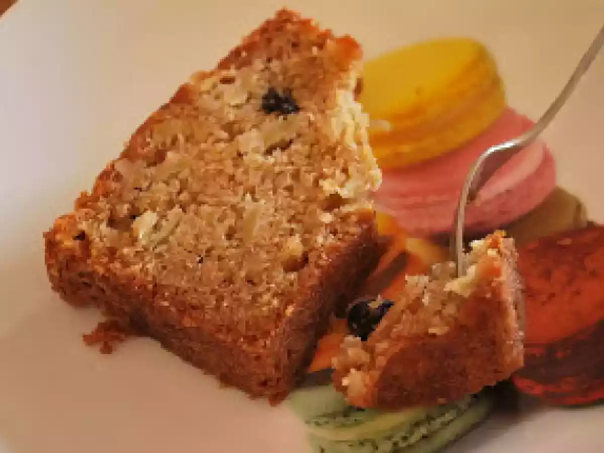 Bolo de maçã com uva passa e nozes