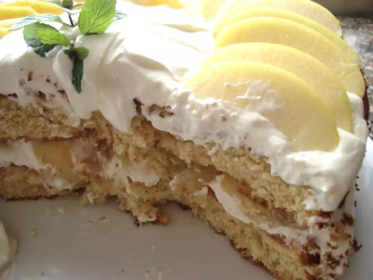Bolo de maçã e canela com queijo mascarpone