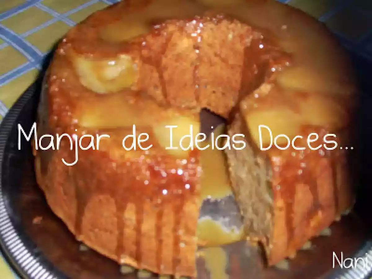 Bolo de Maçã e Pêra com Molho de Caramelo