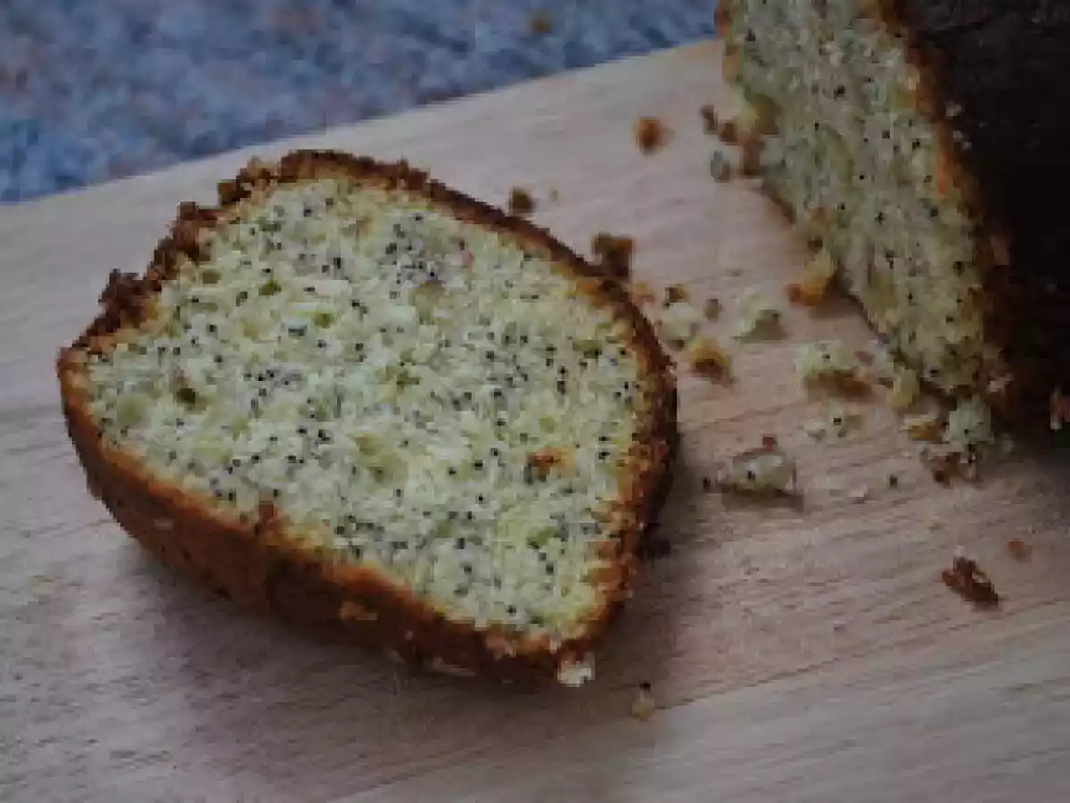 Bolo de maracujá, amêndoa e papoula