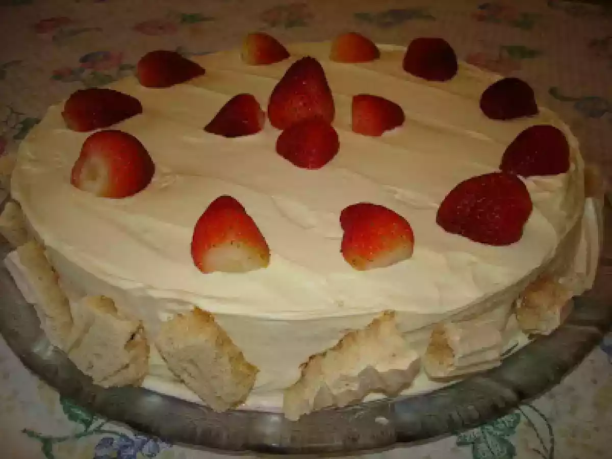 Bolo de morango com suspiro.