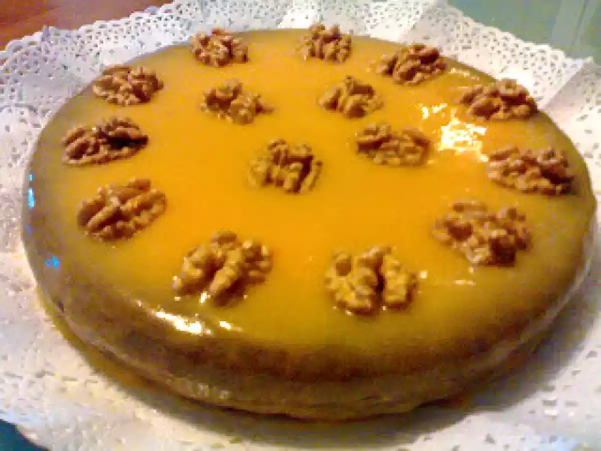 Bolo de Noz com cobertura de doce de ovos