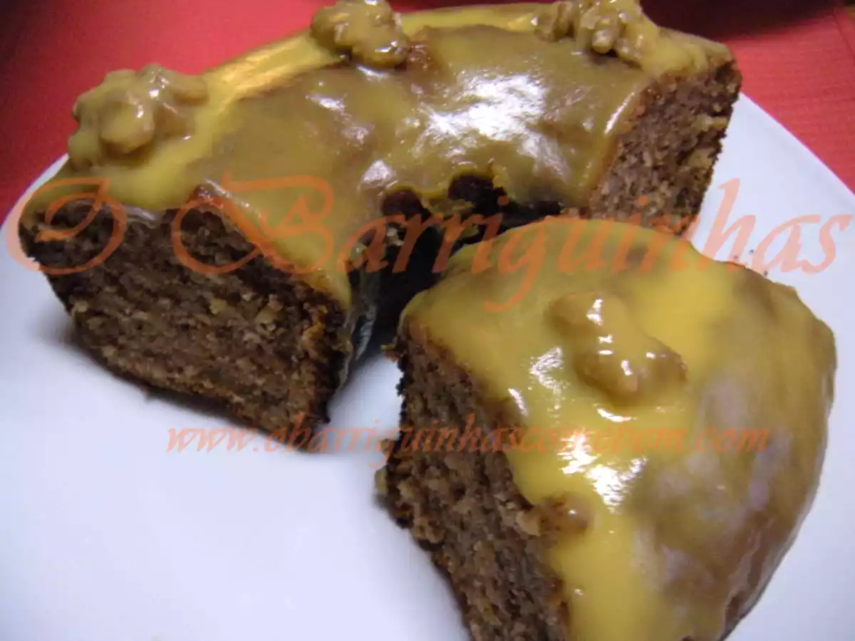 Bolo de Noz e Natas com Cobertura de Doce de Ovos