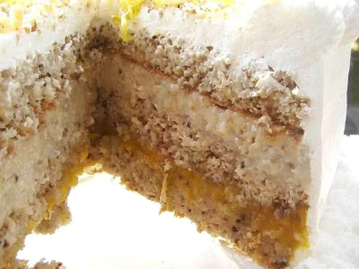 Bolo de nozes com geléia de damasco