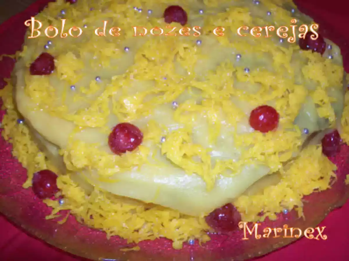 Bolo de nozes e cerejas