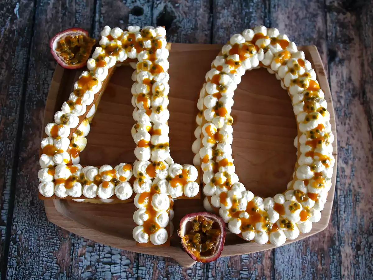 Bolo de número (Number Cake) sabor maracujá e manga