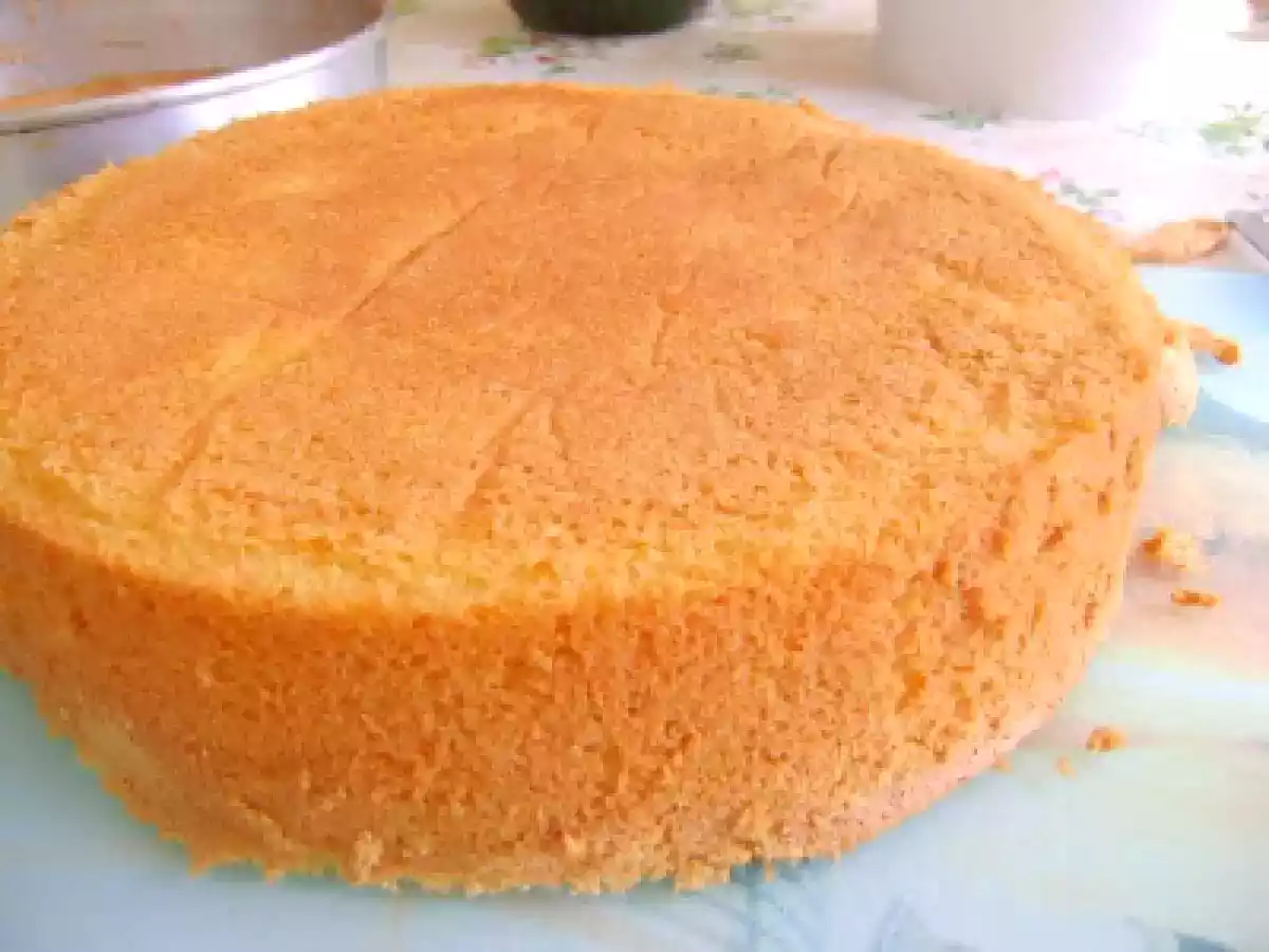 Bolo de pão de ló com recheio de mousse de morango e olho de sogra! - foto 3