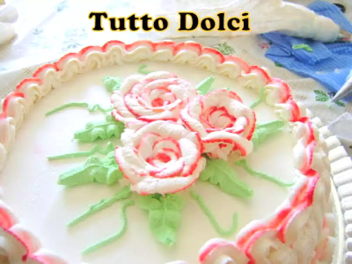 Bolo de pão de ló com recheio de mousse de morango e olho de sogra!
