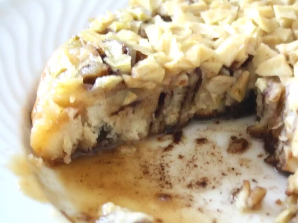 Bolo de rolinhos de canela com maçã e caramelo