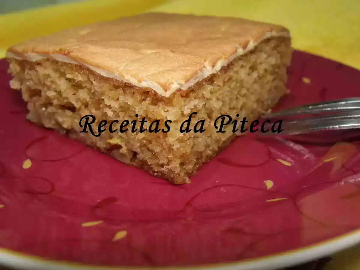 Bolo de uvas no tabuleiro - foto 2