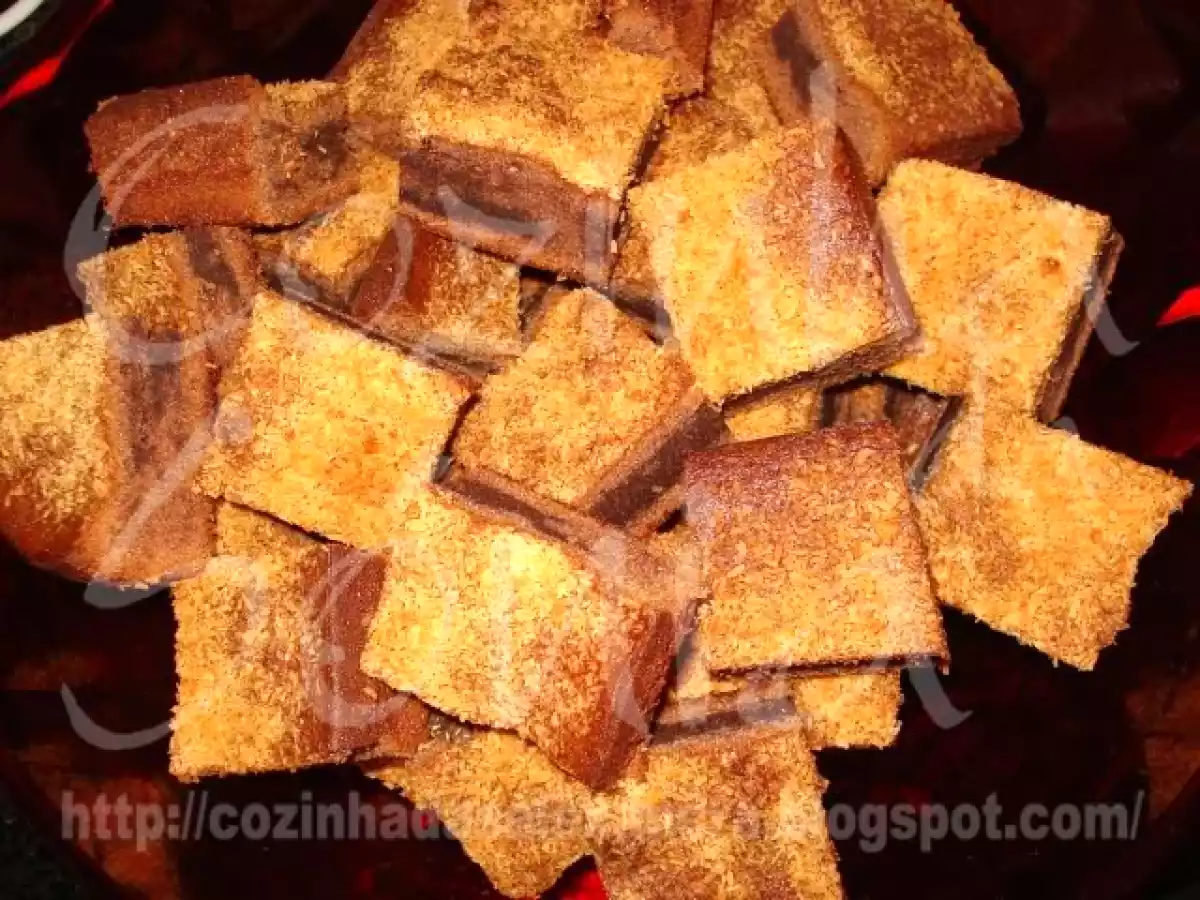 BOLO DUPLO DE MOUSSE DE CHOCOLATE COM COBERTURA DE COCO RALADO...