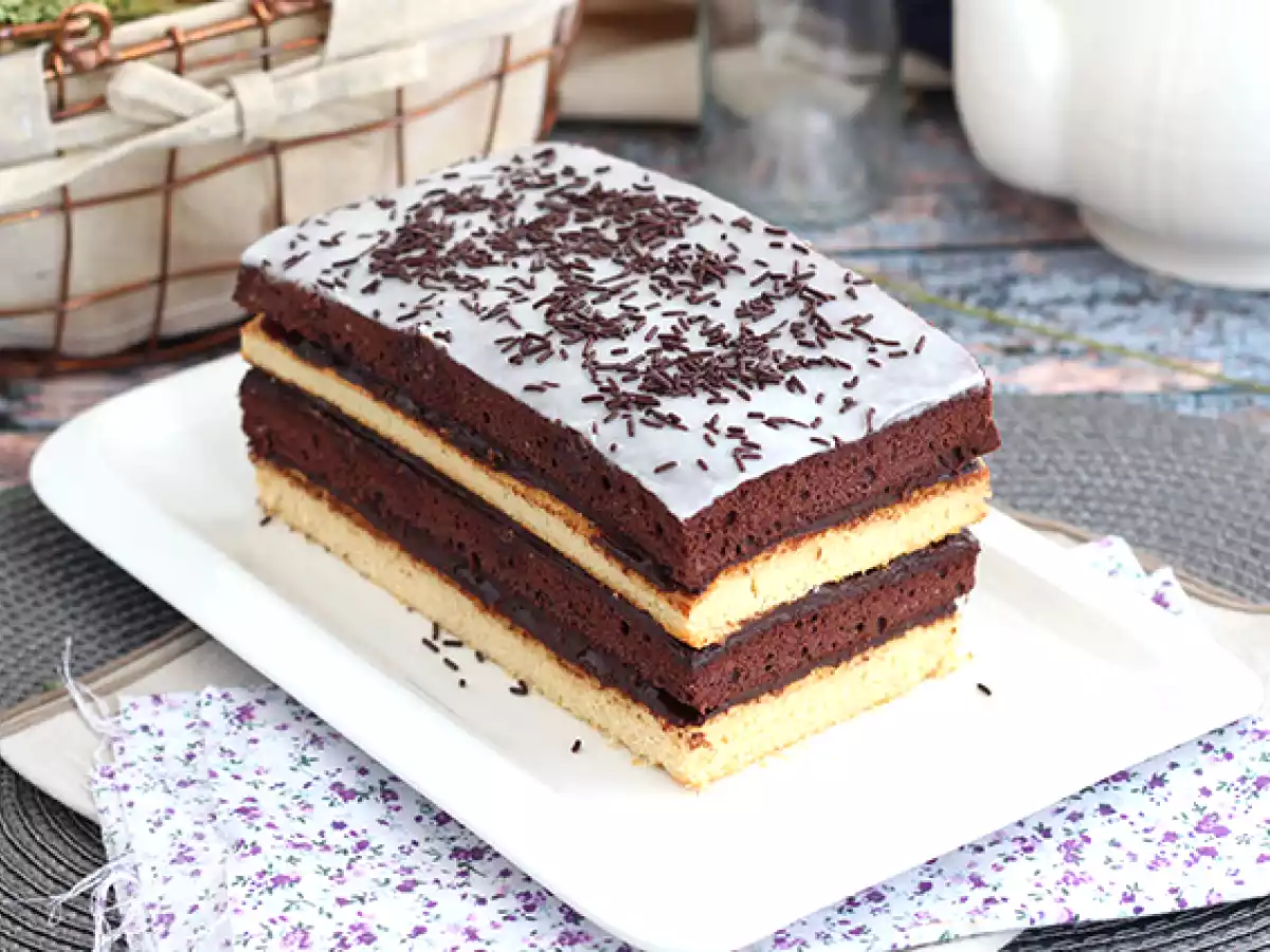 Bolo em camadas (Bolo de chocolate e baunilha)