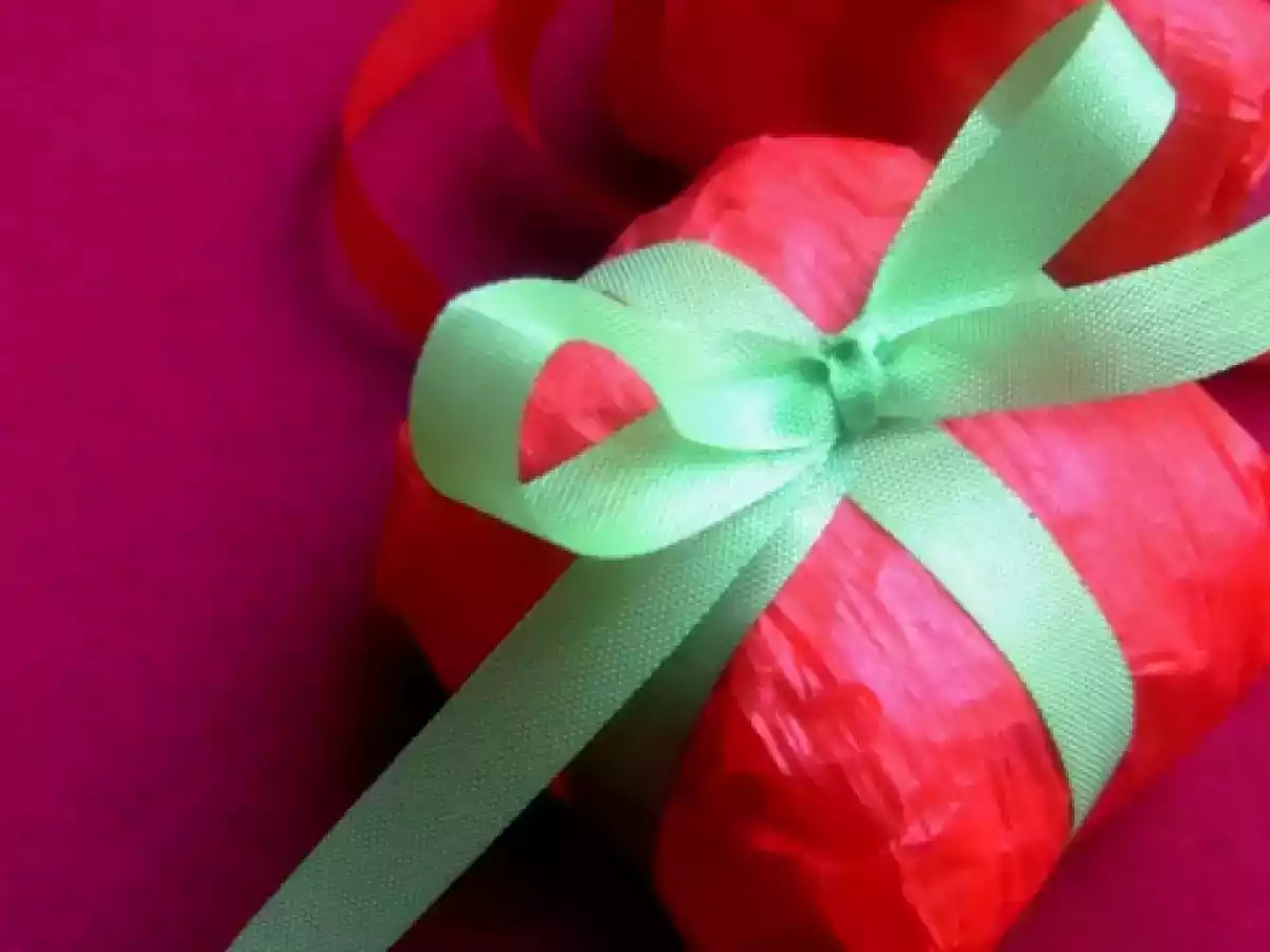 BOLO EMBRULHADO DE CHOCOLATE E MORANGO