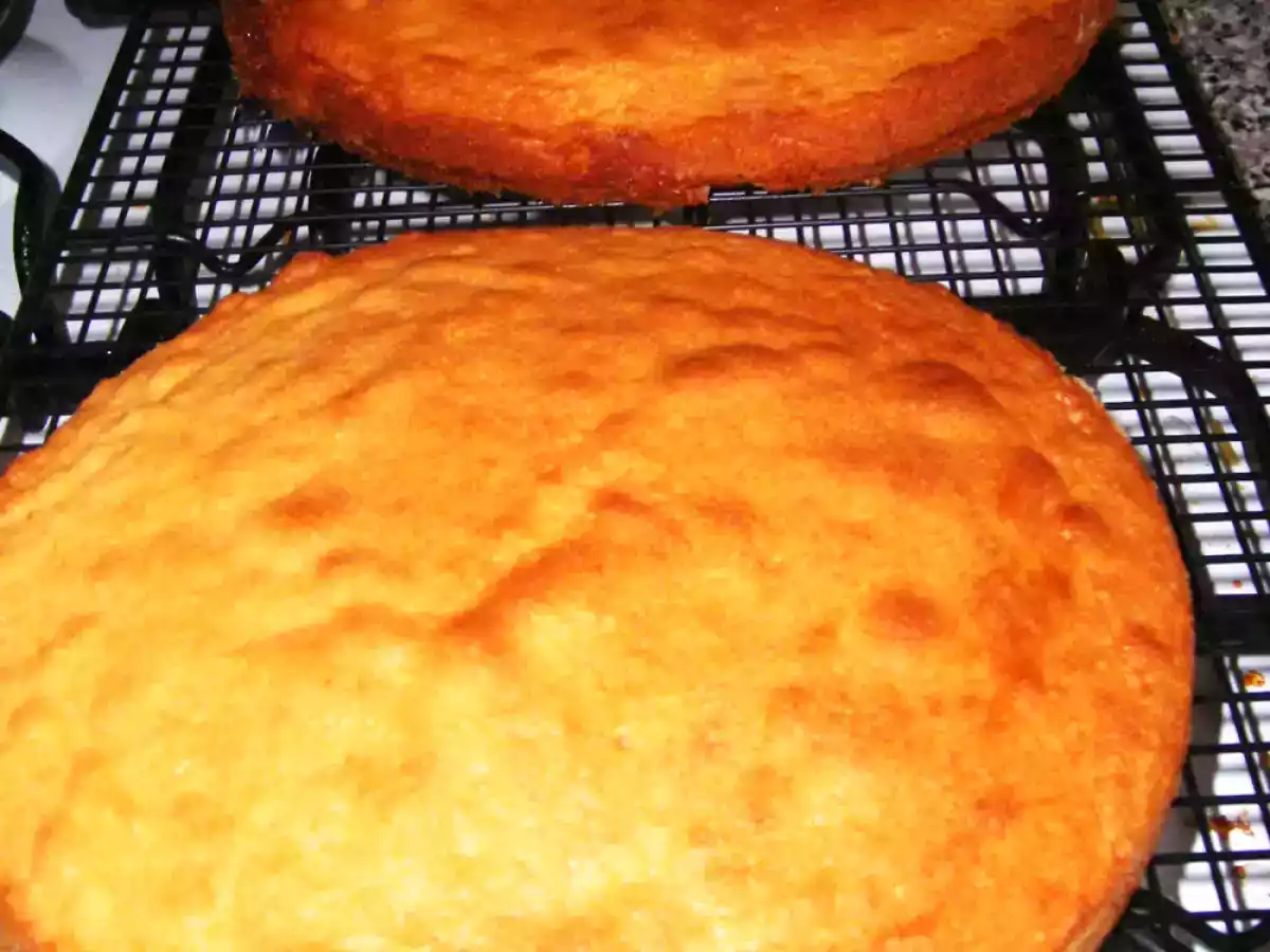 Bolo Esponja com Cubertura de Natas e Morango - foto 4