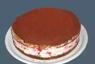 Bolo esponja victoria com cobertura de chocolate, e recheio de morangos e natas