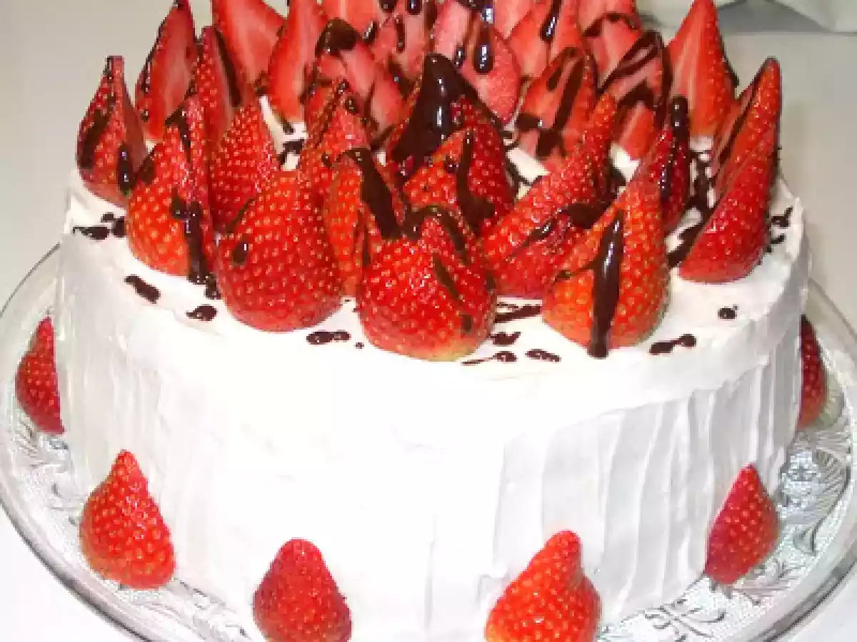 Bolo Fofinho Recheado com Ganache de Chocolate e Cobertura de Chantilly e Morangos