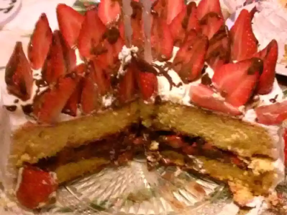 Bolo Fofinho Recheado com Ganache de Chocolate e Cobertura de Chantilly e Morangos - foto 2