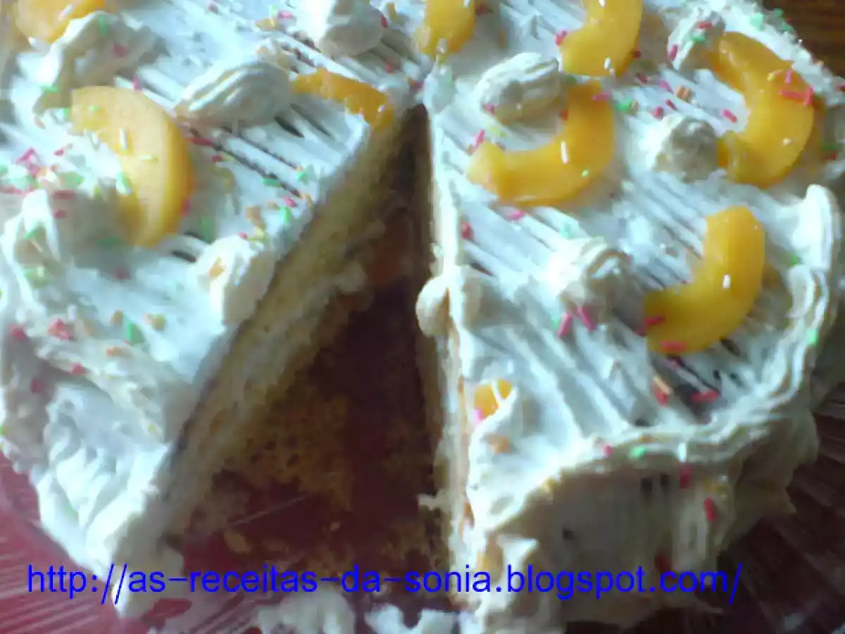 Bolo folhado coberto com chantilly e Pêssego