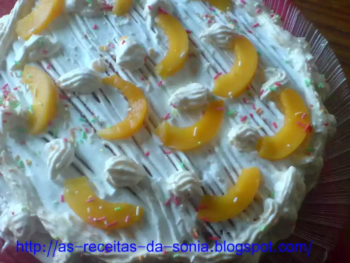 Bolo folhado coberto com chantilly e Pêssego - foto 2