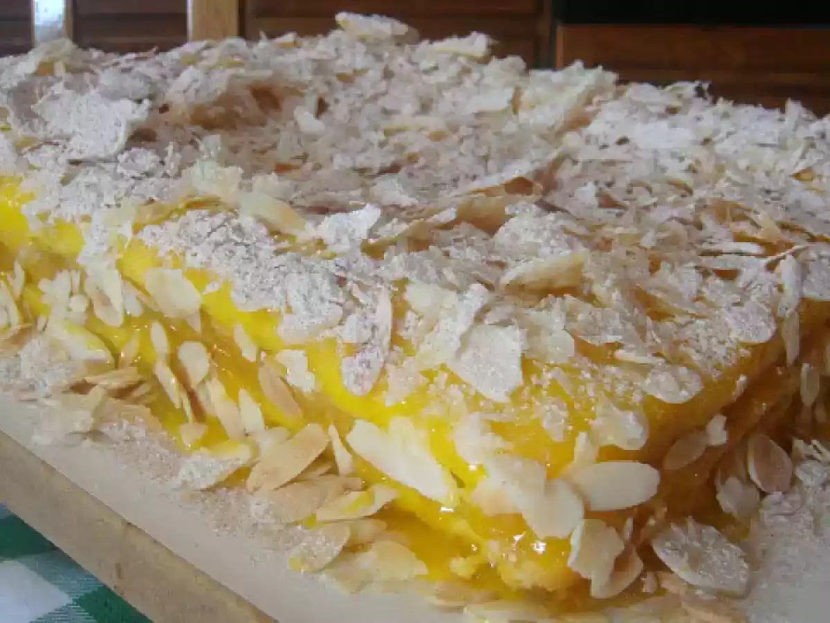 Bolo Folhado com Creme de Ovos