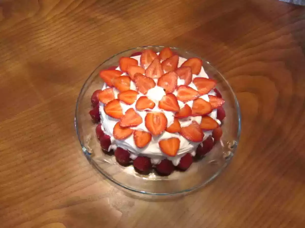 Bolo fresco com morangos e natas