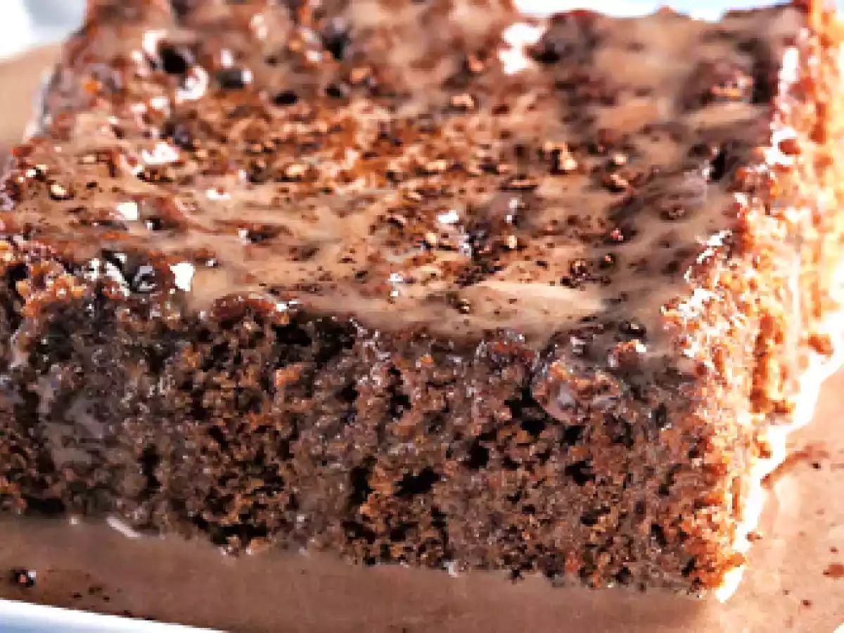 Bolo gelado de chocolate e leite condensado