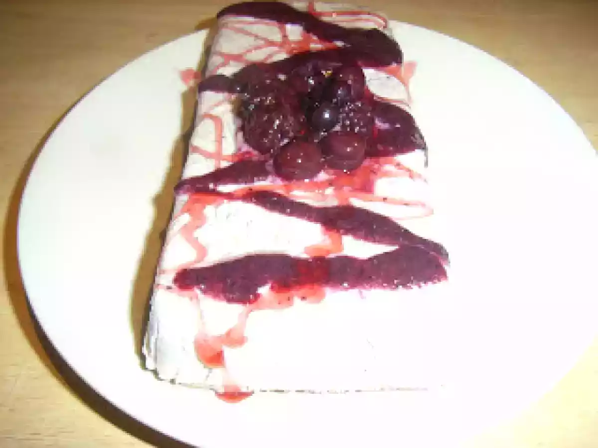 Bolo gelado de natas e frutos silvestres...