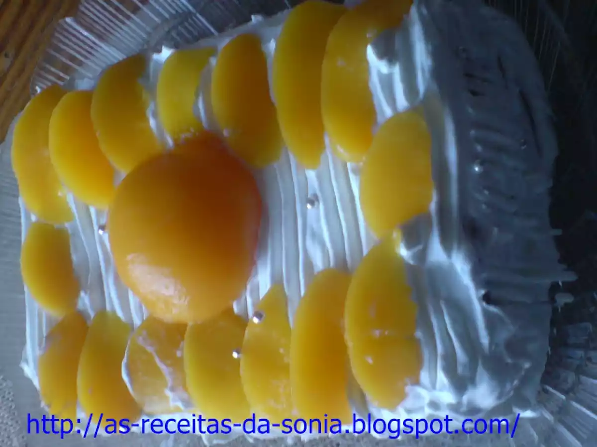 Bolo húmido de iogurte recheado com pêssego e chantilly