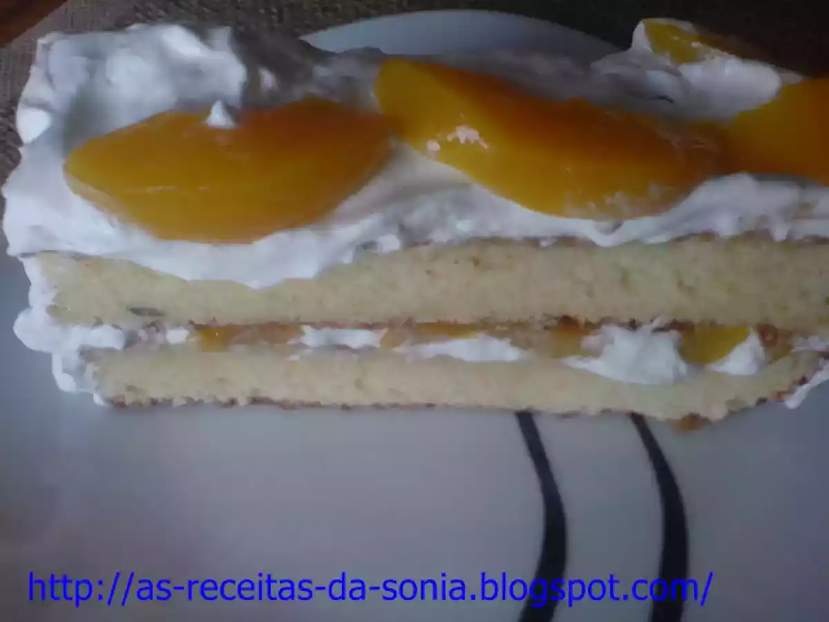 Bolo húmido de iogurte recheado com pêssego e chantilly - foto 2