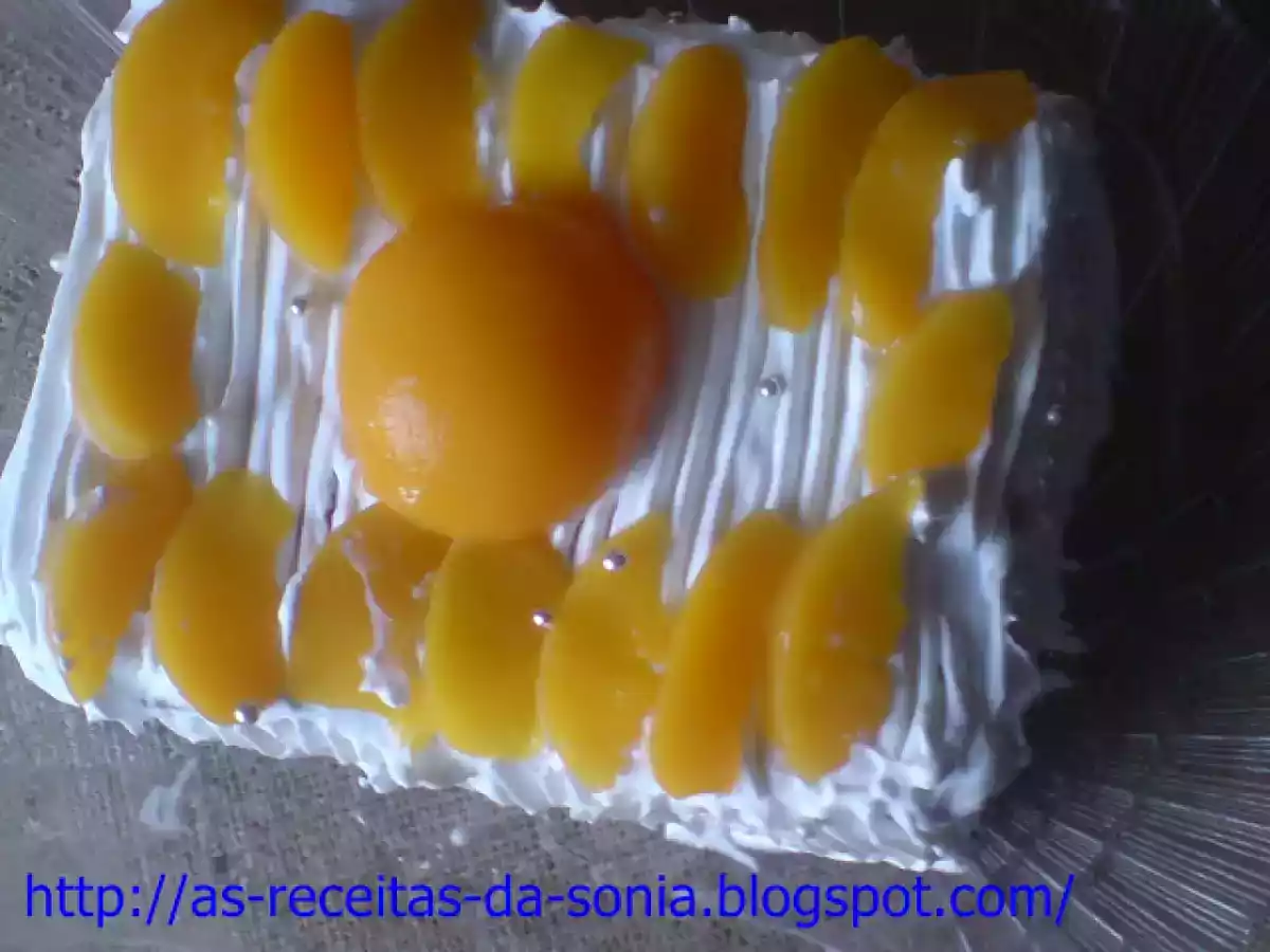 Bolo húmido de iogurte recheado com pêssego e chantilly - foto 3