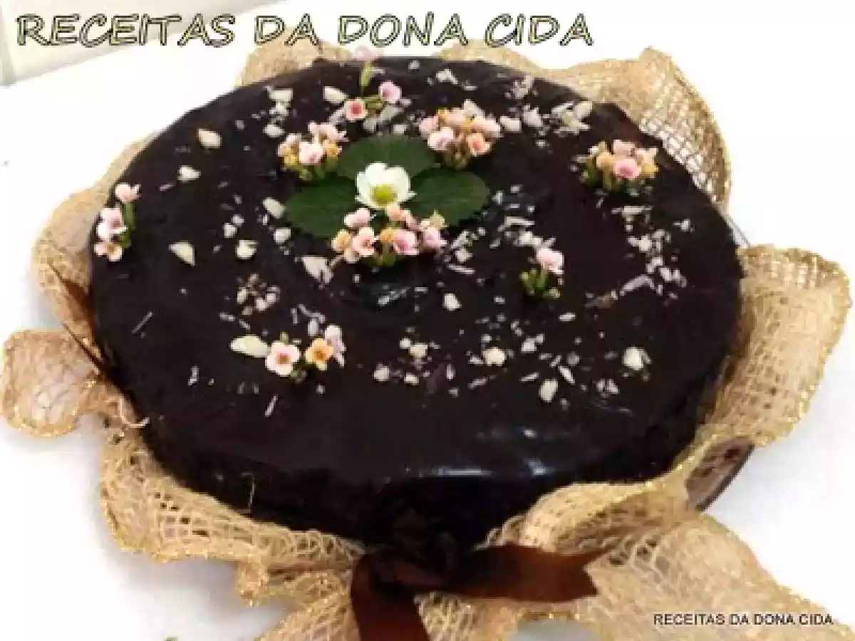 BOLO INTEGRAL DE BANANA COM CALDA DE PÊSSEGO E COBERTURA DE CHOCOLATE MEIO AMARGO