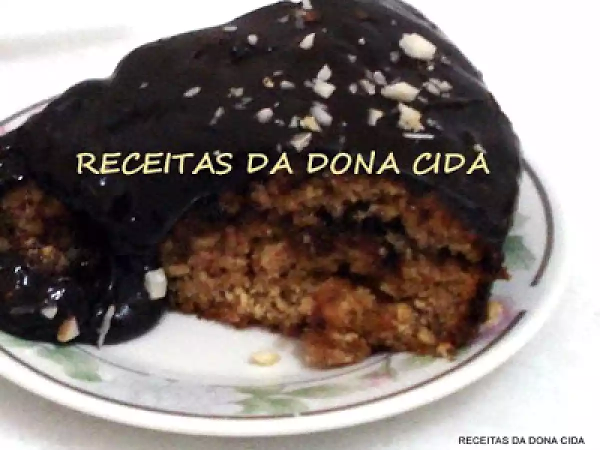 BOLO INTEGRAL DE BANANA COM CALDA DE PÊSSEGO E COBERTURA DE CHOCOLATE MEIO AMARGO - foto 3