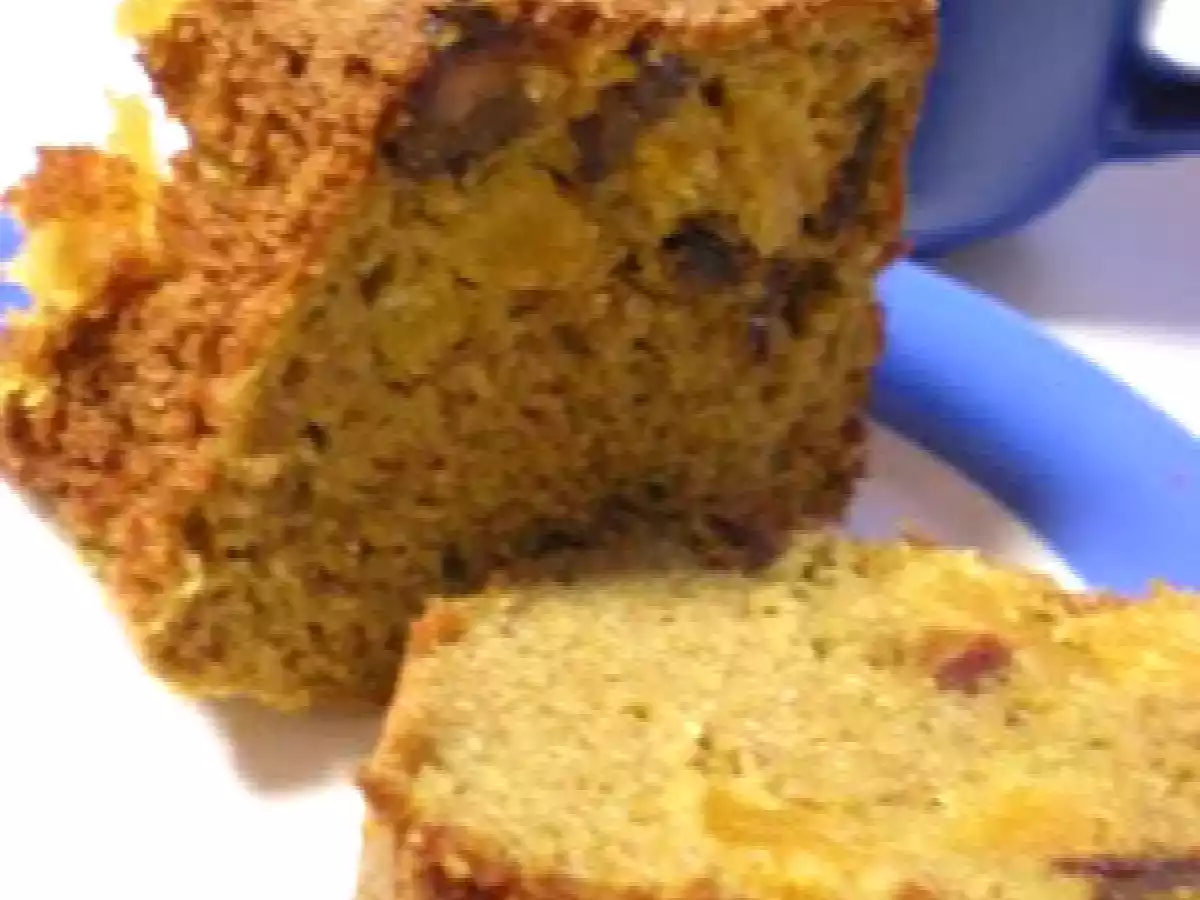 BOLO INTEGRAL DE CENOURA COM DAMASCOS E TÂMARAS