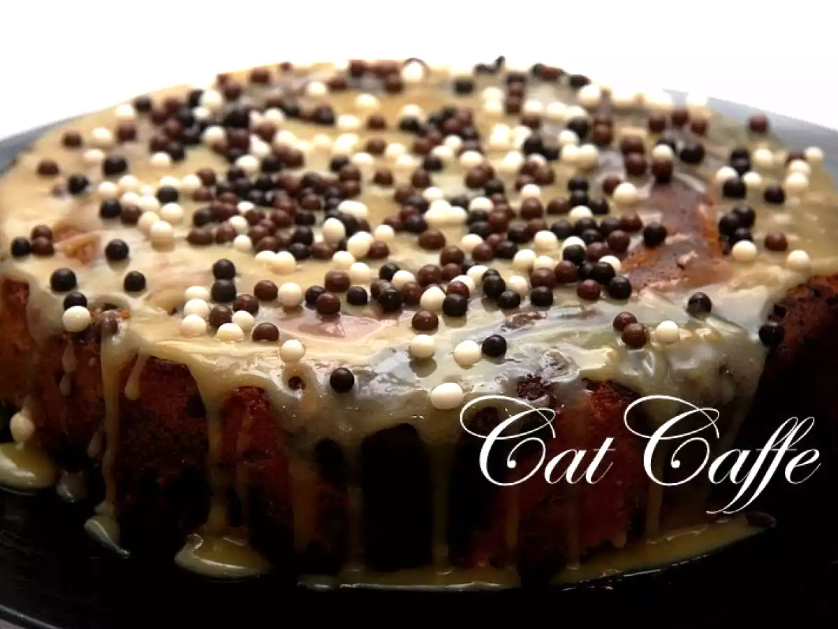 Bolo Mármore com Cobertura de Chocolate Branco