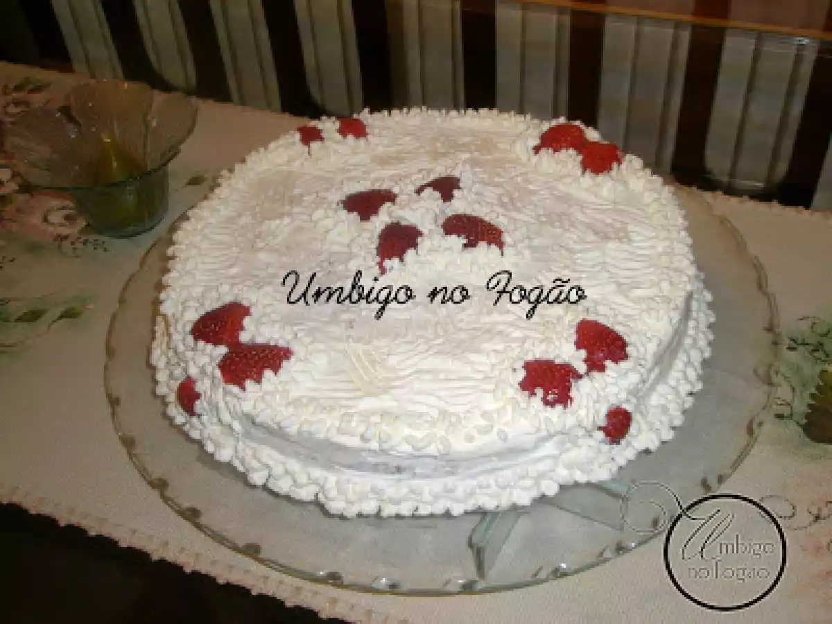 BOLO MOUSSE DE MORANGO