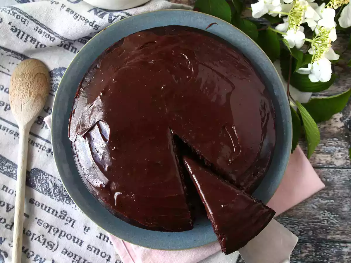 Bolo Nega maluca fofinho e com cobertura de brigadeiro - foto 6