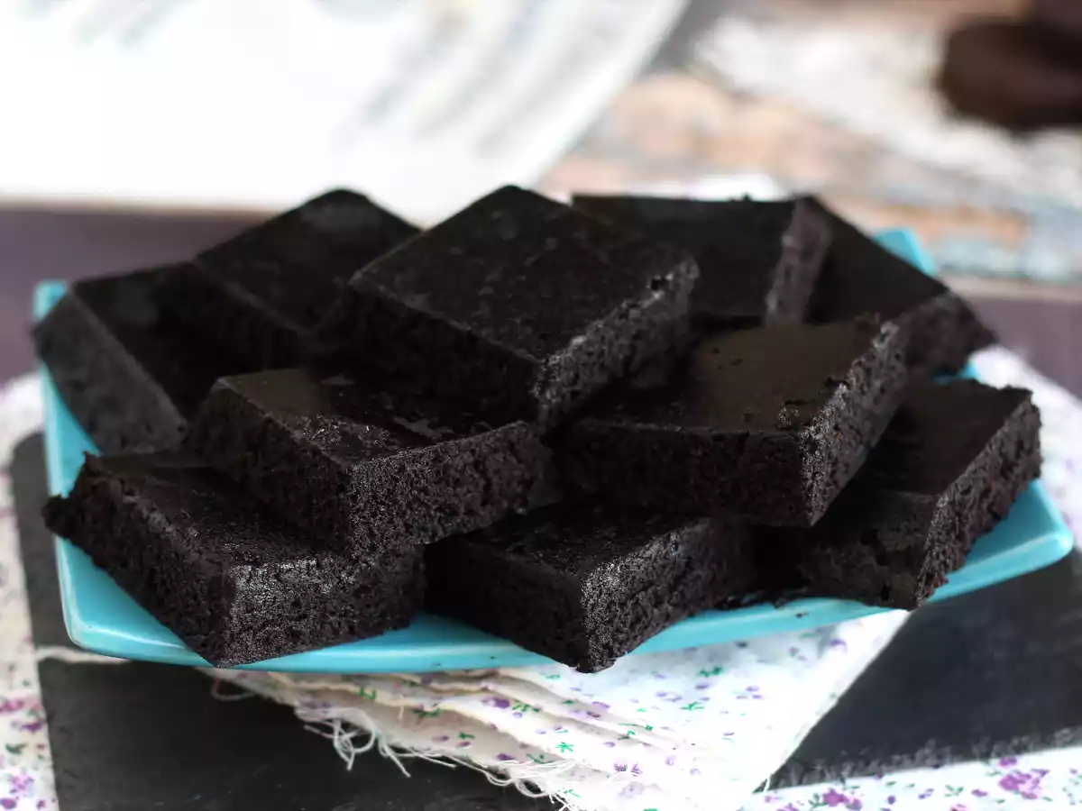 Bolo Oreo com 3 ingredientes e pronto em 6 minutos