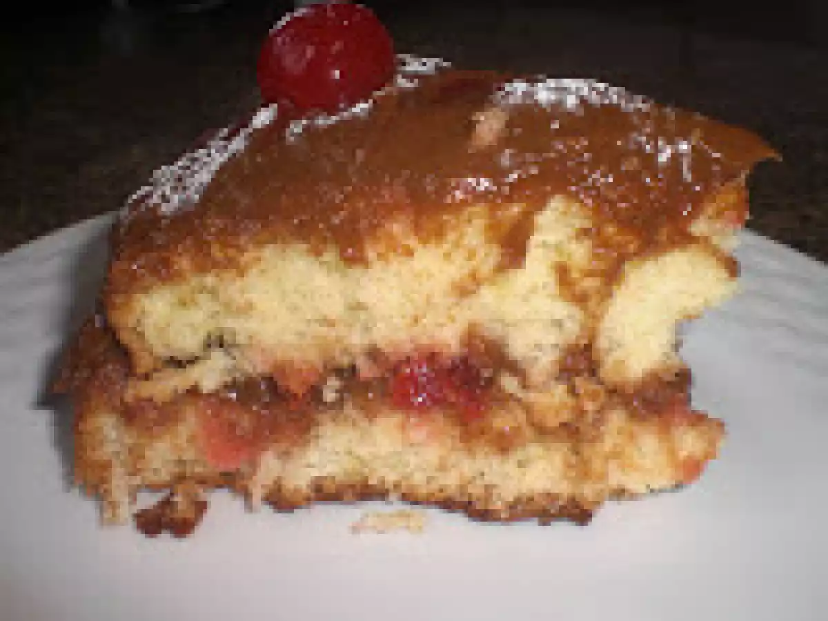 Bolo perfumado com limão ao creme de chocolate e cerejas