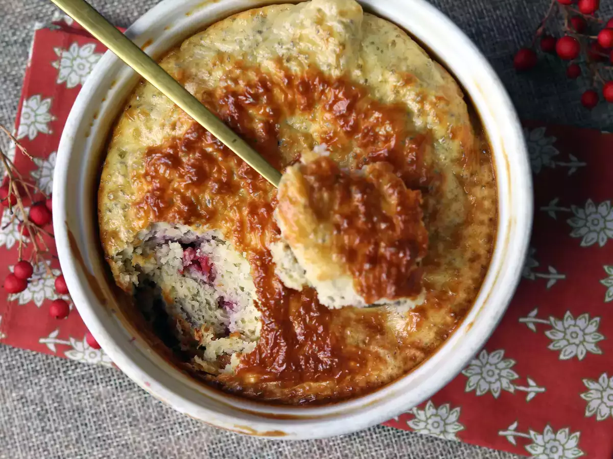 Bolo proteico de frutas vermelhas: simples, fofinho e perfeito para o pós-treino - foto 3