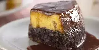 Bolo pudim de chocolate e maracujá