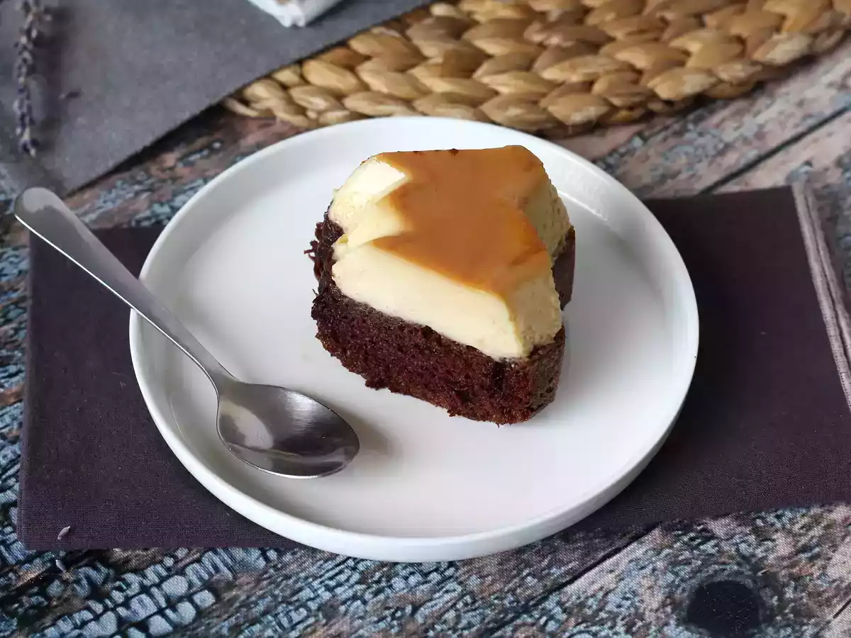 Bolo pudim, sabor chocolate e baunilha